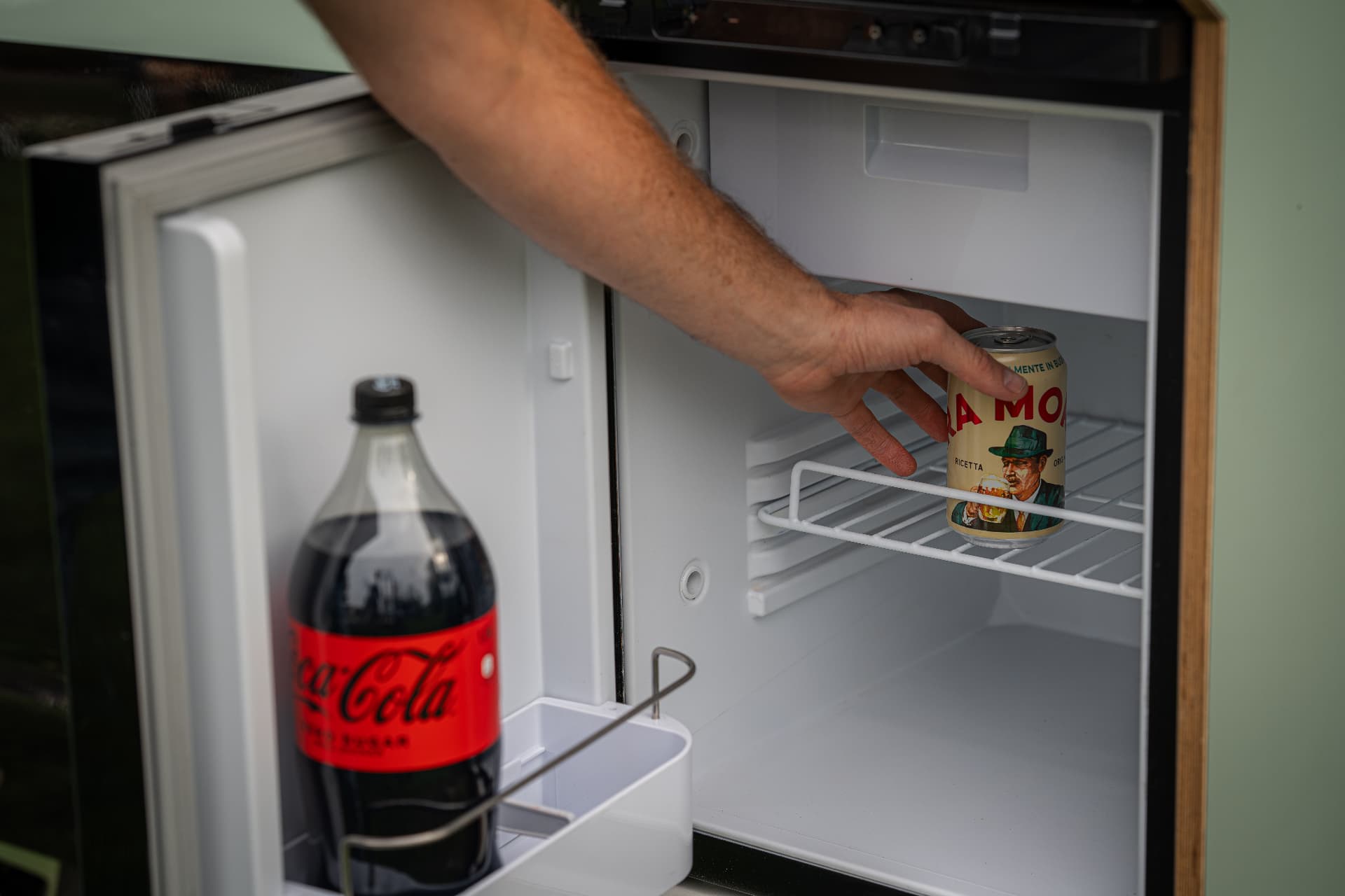 Open koelkast in de draaikeuken van de Wally-Van