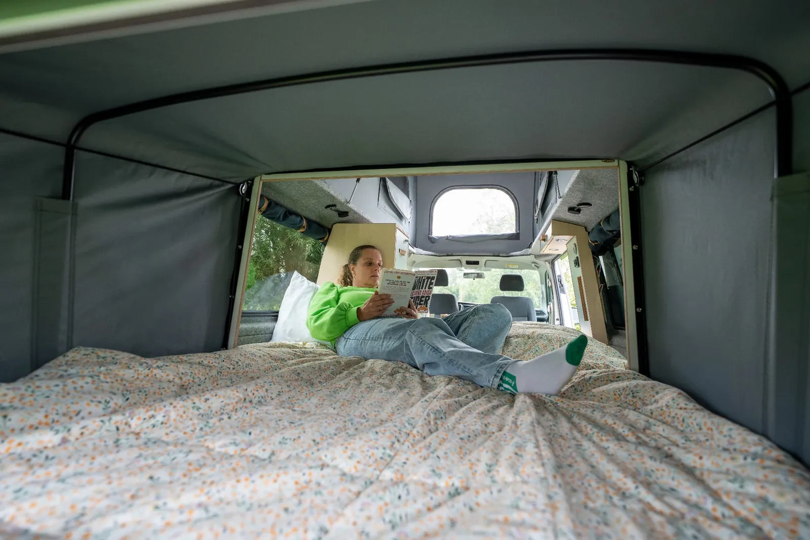 Compacte camper met lengtebedden: compact reizen, languit slapen