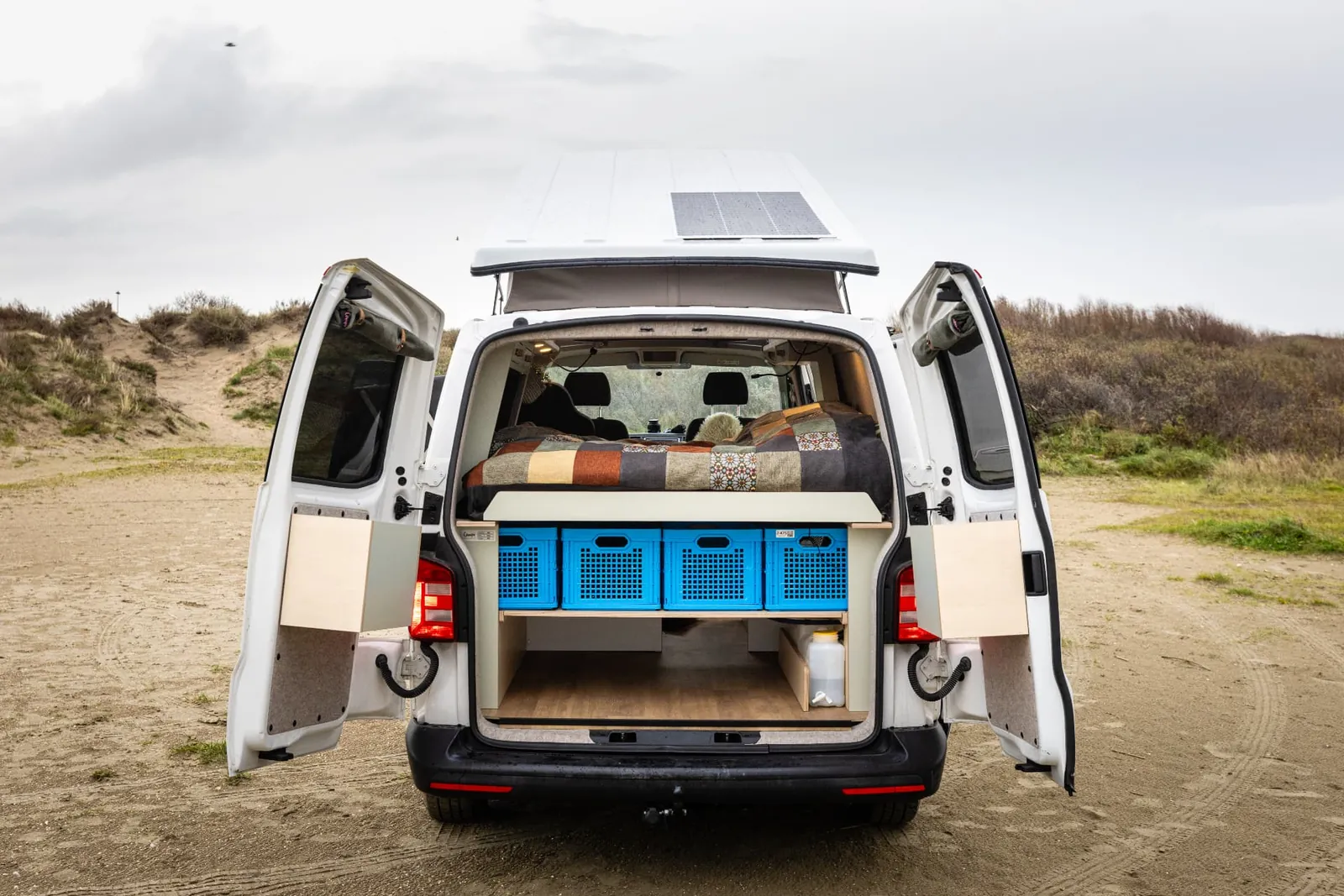 Rangement avec des caisses accessible par les portes arrière du Wally-Van Classic