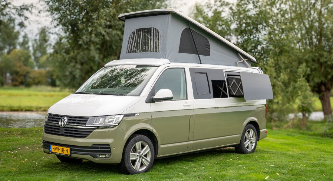 Kompaktcamper mit Festbett und überraschend viel Wohnraum