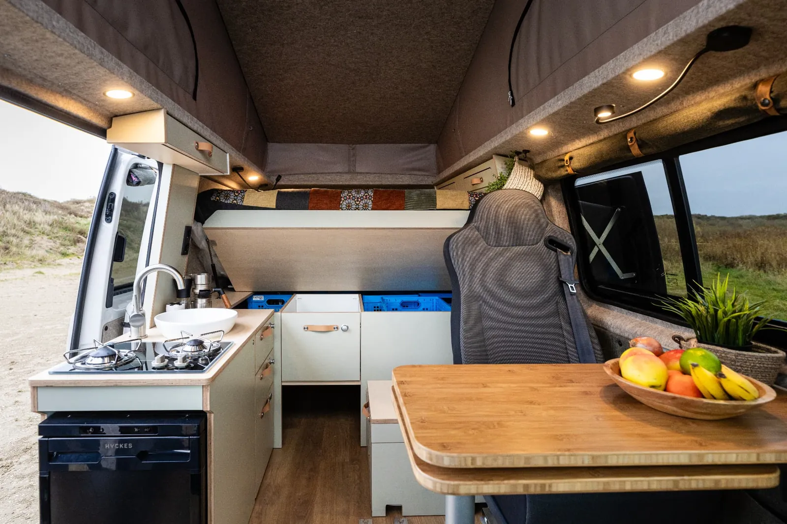 Intérieur du Wally-Van Classic avec cuisine, coin salon et rangement